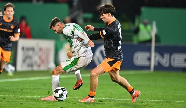 29.10.2025 - Fussball - Saison 2025 2026 - DFB Pokal Vereinspokal - 02. Runde: SpVgg Greuther Fürth ( Kleeblatt ) - 1. FC Kaiserslautern FCK ( Rote Teufel ) - Sportfoto Zink - xwoxzix - regulations prohibit any use of photographs as image sequences and or quasi-video - Branimir Hrgota (10, SpVgg Greuther Fürth ) Leon Robinson (37, 1. FC Kaiserslautern FCK )