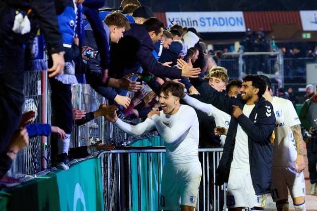 Das Team des 1. FC Magdeburg bedankt sich bei den mitgereisten Fans GER, FV Illertissen 1921 e.V. vs 1. FC Magdeburg, Fussball, Herren DFB Pokal, 2. Runde, Saison 2025 2026, 29.10.2025 GER, FV Illertissen 1921 e.V. vs 1. FC Magdeburg, Fussball, Herren DFB Pokal, 2. Runde, Saison 2025 2026, 29.10.2025 Illertissen Copyright: xEibner-Pressefoto GeraldxOelze-dexStoppanyx EP_ODS