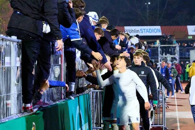Das Team des 1. FC Magdeburg bedankt sich bei den mitgereisten Fans GER, FV Illertissen 1921 e.V. vs 1. FC Magdeburg, Fussball, Herren DFB Pokal, 2. Runde, Saison 2025 2026, 29.10.2025 GER, FV Illertissen 1921 e.V. vs 1. FC Magdeburg, Fussball, Herren DFB Pokal, 2. Runde, Saison 2025 2026, 29.10.2025 Illertissen Copyright: xEibner-Pressefoto GeraldxOelze-dexStoppanyx EP_ODS