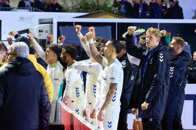 Das Team des 1. FC Magdeburg feiert mit den Fans GER, FV Illertissen 1921 e.V. vs 1. FC Magdeburg, Fussball, Herren DFB Pokal, 2. Runde, Saison 2025 2026, 29.10.2025 GER, FV Illertissen 1921 e.V. vs 1. FC Magdeburg, Fussball, Herren DFB Pokal, 2. Runde, Saison 2025 2026, 29.10.2025 Illertissen Copyright: xEibner-Pressefoto GeraldxOelze-dexStoppanyx EP_ODS