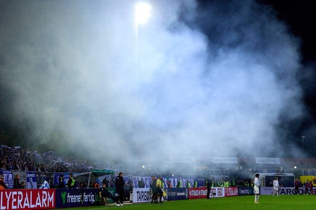 Rauchwolken ueber dem Voehlin Stadion GER, FV Illertissen 1921 e.V. vs 1. FC Magdeburg, Fussball, Herren DFB Pokal, 2. Runde, Saison 2025 2026, 29.10.2025 GER, FV Illertissen 1921 e.V. vs 1. FC Magdeburg, Fussball, Herren DFB Pokal, 2. Runde, Saison 2025 2026, 29.10.2025 Illertissen Copyright: xEibner-Pressefoto GeraldxOelze-dexStoppanyx EP_ODS