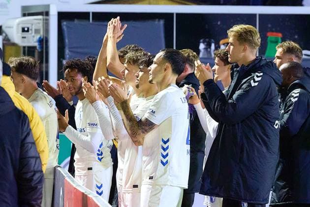 Das Team des 1. FC Magdeburg feiert mit den Fans GER, FV Illertissen 1921 e.V. vs 1. FC Magdeburg, Fussball, Herren DFB Pokal, 2. Runde, Saison 2025 2026, 29.10.2025 GER, FV Illertissen 1921 e.V. vs 1. FC Magdeburg, Fussball, Herren DFB Pokal, 2. Runde, Saison 2025 2026, 29.10.2025 Illertissen Copyright: xEibner-Pressefoto GeraldxOelze-dexStoppanyx EP_ODS
