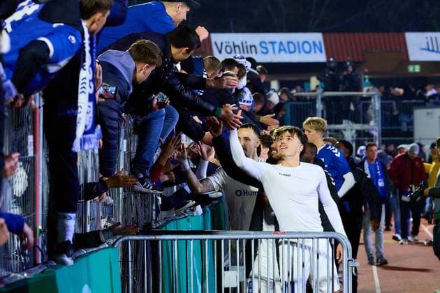 Das Team des 1. FC Magdeburg bedankt sich bei den mitgereisten Fans GER, FV Illertissen 1921 e.V. vs 1. FC Magdeburg, Fussball, Herren DFB Pokal, 2. Runde, Saison 2025 2026, 29.10.2025 GER, FV Illertissen 1921 e.V. vs 1. FC Magdeburg, Fussball, Herren DFB Pokal, 2. Runde, Saison 2025 2026, 29.10.2025 Illertissen Copyright: xEibner-Pressefoto GeraldxOelze-dexStoppanyx EP_ODS