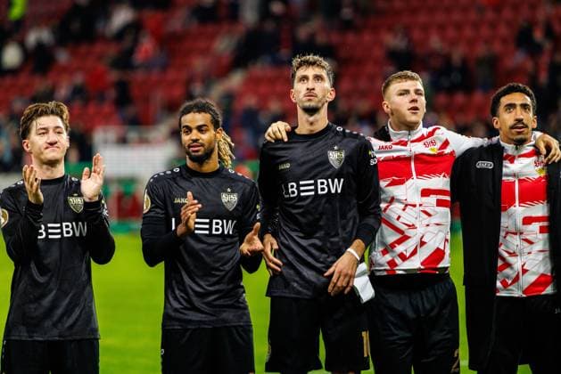 MAINZ, DEUTSCHLAND - OCTOBER 29: Atakan Karazor (VfB Stuttgart, 16) and teammates celebrate after the team s victory in the DFB Pokal match between DFB Pokal: 1. FSV Mainz 05 vs. VfB Stuttgart at MEWA Arena on matchday 2 of the DFB Pokal on October 29, 2025 in Mainz, Deutschland. DFL REGULATIONS PROHIBIT ANY USE OF PHOTOGRAPHS AS IMAGE SEQUENCES AND OR QUASI-VIDEO. Rheinland-Pfalz Deutschland Copyright: xBEAUTIFULxSPORTS Hahnex