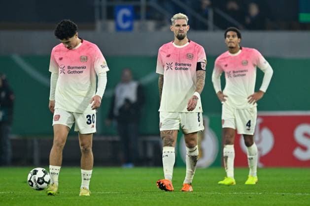 Paderborn, Home Deluxe Arena, 29.10.25, GER, Herren, DFB-Pokal, 2.Runde, Saison 2025-2026, SC Paderborn 07 - Bayer 04 Leverkusen Bild: v.li. Ibrahim MAZA (Leverkusen), Robert ANDRICH (Leverkusen) und Jarell QUANSAH (Leverkusen) unzufrieden, enttaeuscht, niedergeschlagen, frustriert, traurig DFB regulations prohibit any use of photographs as image sequences and or quasi-video. Nordrhein-Westfalen Deutschland
