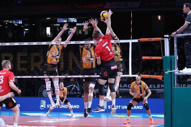 Fedor Ivanov (BRVolleys, 33), Nehemiah Mote (BRVolleys, 05) und Nolan Flexen (BRVolleys, 09) with a block, BRVolleys vs SV Warnemünde, Bundesliga, 2025_10_21 , Spieltag 3, Photo: Foot.Bowl Thomas Sobotzki Copyright: xFootxBowl ThomasxSobotzkix