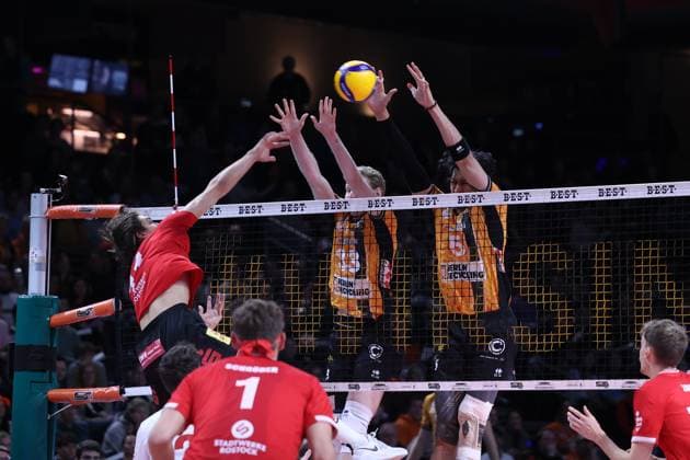 Fedor Ivanov (BRVolleys, 33), Nehemiah Mote (BRVolleys, 05) by the block, BRVolleys vs SV Warnemünde, Bundesliga, 2025_10_21 , Spieltag 3, Photo: Foot.Bowl Thomas Sobotzki Copyright: xFootxBowl ThomasxSobotzkix