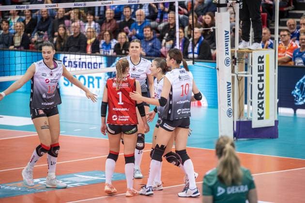 Marta Kamelija Levinska (Dresdner SC, 15) und Team, Enttaeuschte Gesichter beim Team des Dresdner SC GER, Allianz MTV Stuttgart - Dresdner SC, Volleyball Bundesliga, VBL, Spielzeit 2025 2026, 29.10.2025 GER, Allianz MTV Stuttgart - Dresdner SC, Volleyball Bundesliga, VBL, Spielzeit 2025 2026, 29.10.2025 Stuttgart Copyright: xSandyxDinkelackerx EP_SDR