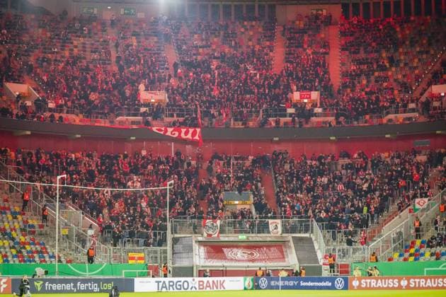 Deutschland: Fussball DFB Pokal 2025 26, 2. Runde - Fortuna Düsseldorf vs SC Freiburg - Merkur Spiel-Arena (Düsseldorf): Freiburger Gästeblock Düsseldorf Nordrhein-Westfalen Deutschland Copyright: xJOERANxSTEINSIEKx