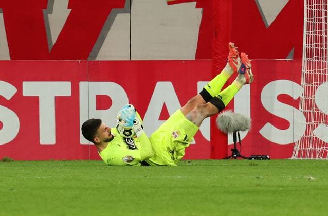 29.10.2025, Deutschland, Mainz, Fußball DFB Pokal 2. Runde, Saison 2025 2026, 1. FSV Mainz 05 vs. VfB Stuttgart, Fabian Bredlow (VfB)