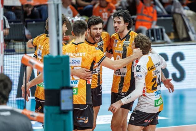 29.10.25, Berlin, Volleyball: 1.Bundesliga, Maenner, 3. Spieltag, BR Volleys - SV Warnemuende, Max-Schmeling-Halle. Die Mannschaft freut sich ueber den erspielten Punkt. BR Volleys - SV Warnemuende
