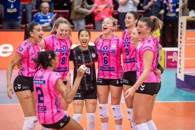 Eleanor Holthaus (Allianz MTV Stuttgart, 08), Yurika Bamba (Allianz MTV Stuttgart, 04), Antonia Stautz (Allianz MTV Stuttgart, 06), Anna Koulberg (Allianz MTV Stuttgart, 09) und Team freuen sich nach Heimsieg, Jubel, Freude, Lachen GER, Allianz MTV Stuttgart - Dresdner SC, Volleyball Bundesliga, VBL, Spielzeit 2025 2026, 29.10.2025 GER, Allianz MTV Stuttgart - Dresdner SC, Volleyball Bundesliga, VBL, Spielzeit 2025 2026, 29.10.2025 Stuttgart Copyright: xSandyxDinkelackerx EP_SDR