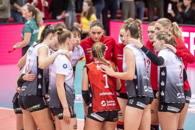 Sichtlich enttaeuschtes Team des Dresdner SC nach 0:3 Niederlage in Stuttgart GER, Allianz MTV Stuttgart - Dresdner SC, Volleyball Bundesliga, VBL, Spielzeit 2025 2026, 29.10.2025 GER, Allianz MTV Stuttgart - Dresdner SC, Volleyball Bundesliga, VBL, Spielzeit 2025 2026, 29.10.2025 Stuttgart Copyright: xSandyxDinkelackerx EP_SDR