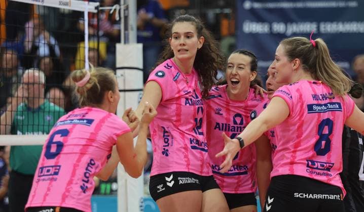 Stuttgart , Volleyball Bundesliga Allianz MTV Stuttgart vs. Dresdner SC , von links: Antonia Stautz Lucia Varela Gomez Lydia Grote Eleanor Holthaus ( Allianz )