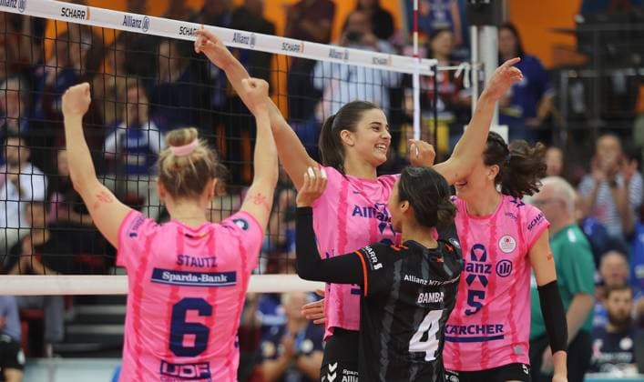 Stuttgart , Volleyball Bundesliga Allianz MTV Stuttgart vs. Dresdner SC , mitte: Anna Koulberg ( Allianz )