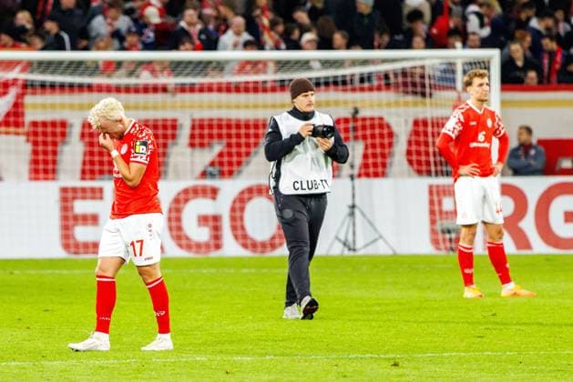 DFB Pokal: 1. FSV Mainz 05 vs. VfB Stuttgart, 29.10.2025 MAINZ, DEUTSCHLAND - OCTOBER 29: Benedict Hollerbach (1. FSV Mainz 05, 17) and Nelson Weiper (1. FSV Mainz 05, 44) and teammates look dejected following the team s defeat after the DFB Pokal match between DFB Pokal: 1. FSV Mainz 05 vs. VfB Stuttgart at MEWA Arena on matchday 2 of the DFB Pokal on October 29, 2025 in Mainz, Deutschland. DFL REGULATIONS PROHIBIT ANY USE OF PHOTOGRAPHS AS IMAGE SEQUENCES AND OR QUASI-VIDEO. Copyright: xBEAUTIFULxSPORTS Hahnex