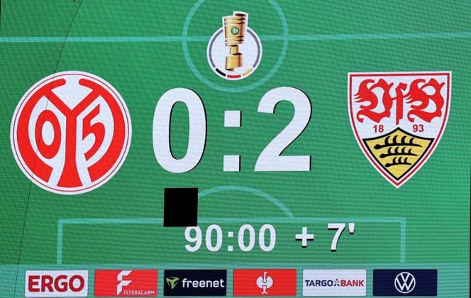29.10.2025, Deutschland, Mainz, Fußball DFB Pokal 2. Runde, Saison 2025 2026, 1. FSV Mainz 05 vs. VfB Stuttgart, Anzeigetafel mit dem Endstand 0:2