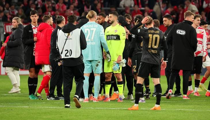 29.10.2025, Deutschland, Mainz, Fußball DFB Pokal 2. Runde, Saison 2025 2026, 1. FSV Mainz 05 vs. VfB Stuttgart, Diskusion zwischen v.l. Robin Zentner (FSV), Fabian Bredlow (VfB)