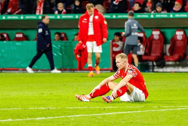DFB Pokal: 1. FSV Mainz 05 vs. VfB Stuttgart, 29.10.2025 MAINZ, DEUTSCHLAND - OCTOBER 29: Andreas Hanche-Olsen (1. FSV Mainz 05, 25) and teammates look dejected following the team s defeat in the DFB Pokal match between DFB Pokal: 1. FSV Mainz 05 vs. VfB Stuttgart at MEWA Arena on matchday 2 of the DFB Pokal on October 29, 2025 in Mainz, Deutschland. DFL REGULATIONS PROHIBIT ANY USE OF PHOTOGRAPHS AS IMAGE SEQUENCES AND OR QUASI-VIDEO. Copyright: xBEAUTIFULxSPORTS Hahnex