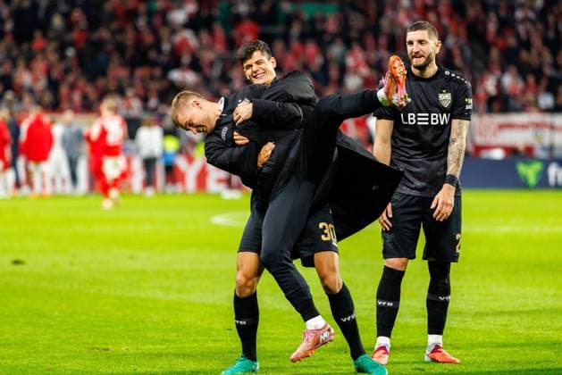 DFB Pokal: 1. FSV Mainz 05 vs. VfB Stuttgart, 29.10.2025 MAINZ, DEUTSCHLAND - OCTOBER 29: Maximilian Mittelstaedt (VfB Stuttgart, 7) and Chema (VfB Stuttgart, 30) and teammates celebrate after the team s victory in the DFB Pokal match between DFB Pokal: 1. FSV Mainz 05 vs. VfB Stuttgart at MEWA Arena on matchday 2 of the DFB Pokal on October 29, 2025 in Mainz, Deutschland. DFL REGULATIONS PROHIBIT ANY USE OF PHOTOGRAPHS AS IMAGE SEQUENCES AND OR QUASI-VIDEO. Copyright: xBEAUTIFULxSPORTS Hahnex