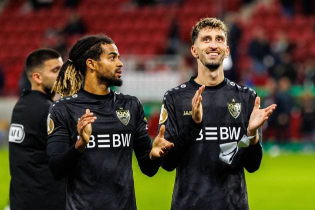 DFB Pokal: 1. FSV Mainz 05 vs. VfB Stuttgart, 29.10.2025 MAINZ, DEUTSCHLAND - OCTOBER 29: Atakan Karazor (VfB Stuttgart, 16) and teammates celebrate after the team s victory in the DFB Pokal match between DFB Pokal: 1. FSV Mainz 05 vs. VfB Stuttgart at MEWA Arena on matchday 2 of the DFB Pokal on October 29, 2025 in Mainz, Deutschland. DFL REGULATIONS PROHIBIT ANY USE OF PHOTOGRAPHS AS IMAGE SEQUENCES AND OR QUASI-VIDEO. Copyright: xBEAUTIFULxSPORTS Hahnex