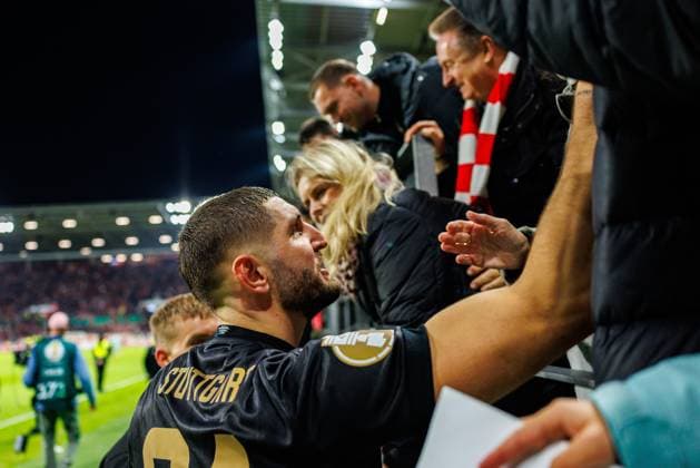 DFB Pokal: 1. FSV Mainz 05 vs. VfB Stuttgart, 29.10.2025 MAINZ, DEUTSCHLAND - OCTOBER 29: Jeff Chabot (VfB Stuttgart, 24) and teammates celebrate after the team s victory in the DFB Pokal match between DFB Pokal: 1. FSV Mainz 05 vs. VfB Stuttgart at MEWA Arena on matchday 2 of the DFB Pokal on October 29, 2025 in Mainz, Deutschland. DFL REGULATIONS PROHIBIT ANY USE OF PHOTOGRAPHS AS IMAGE SEQUENCES AND OR QUASI-VIDEO. Copyright: xBEAUTIFULxSPORTS Hahnex