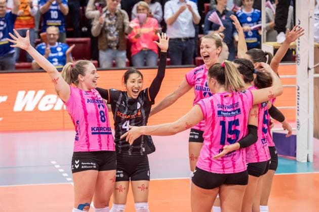 Eleanor Holthaus (Allianz MTV Stuttgart, 08), Yurika Bamba (Allianz MTV Stuttgart, 04), Antonia Stautz (Allianz MTV Stuttgart, 06), Anna Koulberg (Allianz MTV Stuttgart, 09) und Melani Shaffmaster (Allianz MTV Stuttgart, 15) freuen sich nach Heimsieg, Jubel, Freude, Lachen GER, Allianz MTV Stuttgart - Dresdner SC, Volleyball Bundesliga, VBL, Spielzeit 2025 2026, 29.10.2025 GER, Allianz MTV Stuttgart - Dresdner SC, Volleyball Bundesliga, VBL, Spielzeit 2025 2026, 29.10.2025 Stuttgart Copyright: xSandyxDinkelackerx EP_SDR