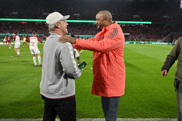 Begrüssung vor dem Spiel, Trainer Lukas Kwasniok (1.FC Koeln), li., und Trainer Vincent Kompany (FC Bayern Muenchen) 29.10.2025, Fussball DFB Pokal, Saison 2025 2026, 2. Runde, 1. FC Köln - FC Bayern München DFB regulations prohibit any use of photographs as image sequences and or quasi-video Koeln Rhein Energie Stadion Nordrhein Westfalen Deutschland