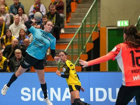 Csenge Kuczora (Thueringer HC, 59) beim Wurf gegen Sarah Wachter (Borussia Dortmund, 12) Borussia Dortmund vs. Thueringer HC, Handball, 1. Bundesliga Frauen, 7. Spieltag, Saison 2025 2026, 29.10.2025 Borussia Dortmund vs. Thueringer HC, Handball, 1. Bundesliga Frauen, 7. Spieltag, Saison 2025 2026, 29.10.2025 Dortmund Copyright: xEibner-Pressefoto DamianxKruczynx EP_DKI