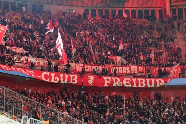 29.10.2025, xrekx, Fussball DFB Pokal 2.Runde, Fortuna Duesseldorf - SC Freiburg v.l. Freiburg Fans ,Stimmung, Schals, Trikot, Fahne, Banner, Ultras, Zuschauer, Besucher, Choreo, Choreografie, atmosphere, spectators, Visitors (DFL DFB REGULATIONS PROHIBIT ANY USE OF PHOTOGRAPHS as IMAGE SEQUENCES and or QUASI-VIDEO) Duesseldorf
