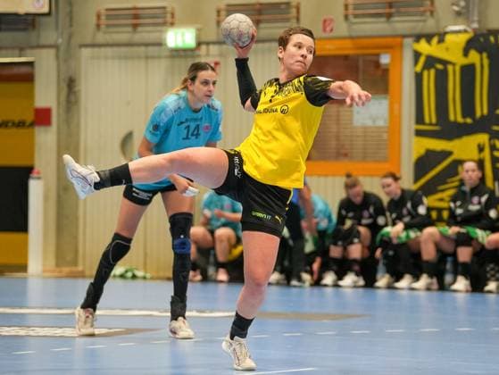 Alina Grijseels (Borussia Dortmund, 04) beim Siebenmeter. im Hintergrund Anika Niederwieser (Thueringer HC, 14) Borussia Dortmund vs. Thueringer HC, Handball, 1. Bundesliga Frauen, 7. Spieltag, Saison 2025 2026, 29.10.2025 Borussia Dortmund vs. Thueringer HC, Handball, 1. Bundesliga Frauen, 7. Spieltag, Saison 2025 2026, 29.10.2025 Dortmund Copyright: xEibner-Pressefoto DamianxKruczynx EP_DKI