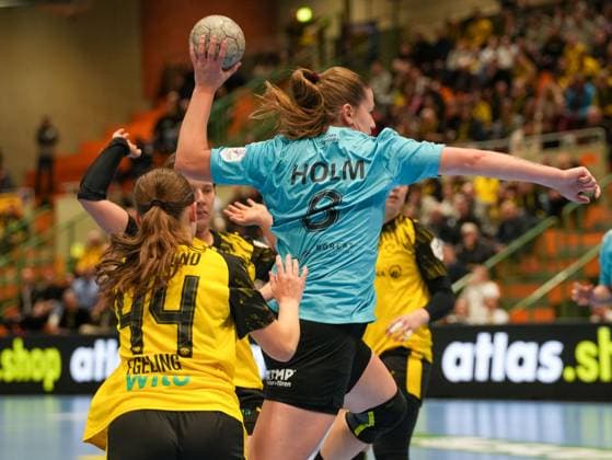 Julie Holm (Thueringer HC, 08) beim Sprungwurf. Vorbei an Lara Egeling (Borussia Dortmund, 44) Borussia Dortmund vs. Thueringer HC, Handball, 1. Bundesliga Frauen, 7. Spieltag, Saison 2025 2026, 29.10.2025 Borussia Dortmund vs. Thueringer HC, Handball, 1. Bundesliga Frauen, 7. Spieltag, Saison 2025 2026, 29.10.2025 Dortmund Copyright: xEibner-Pressefoto DamianxKruczynx EP_DKI