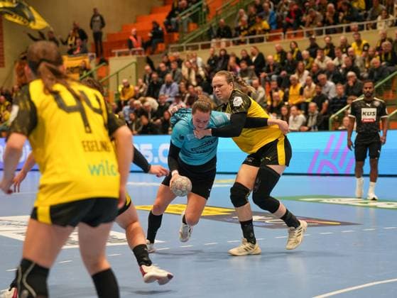 Csenge Kuczora (Thueringer HC, 59) im Zweikampf mit Emma Olsson (Borussia Dortmund, 29) Borussia Dortmund vs. Thueringer HC, Handball, 1. Bundesliga Frauen, 7. Spieltag, Saison 2025 2026, 29.10.2025 Borussia Dortmund vs. Thueringer HC, Handball, 1. Bundesliga Frauen, 7. Spieltag, Saison 2025 2026, 29.10.2025 Dortmund Copyright: xEibner-Pressefoto DamianxKruczynx EP_DKI