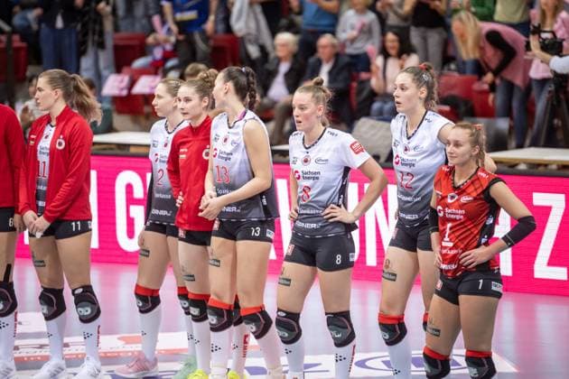 Sichtlich enttaeuschtes Team des Dresdner SC nach 0:3 Niederlage in Stuttgart GER, Allianz MTV Stuttgart - Dresdner SC, Volleyball Bundesliga, VBL, Spielzeit 2025 2026, 29.10.2025 GER, Allianz MTV Stuttgart - Dresdner SC, Volleyball Bundesliga, VBL, Spielzeit 2025 2026, 29.10.2025 Stuttgart Copyright: xSandyxDinkelackerx EP_SDR