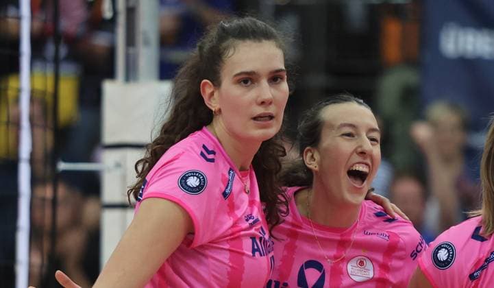 Stuttgart , Volleyball Bundesliga Allianz MTV Stuttgart vs. Dresdner SC , von links: Lucia Varela Gomez Lydia Grote ( Allianz )