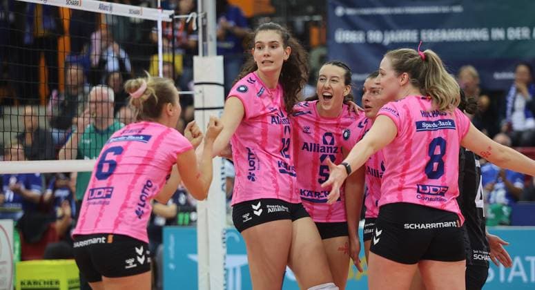 Stuttgart , Volleyball Bundesliga Allianz MTV Stuttgart vs. Dresdner SC , Jubel Allianz , von links: Antonia Stautz Lucia Varela Gomez Lydia Grote Eleanor Holthaus