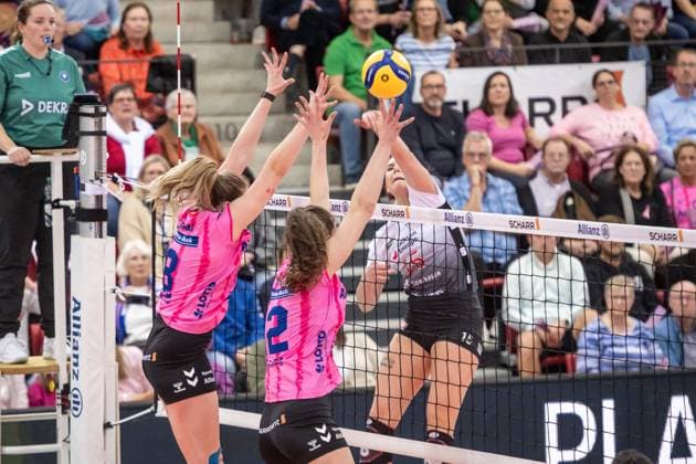 Marta Kamelija Levinska (Dresdner SC, 15) vs. Stuttgarter Block aus Eleanor Holthaus (Allianz MTV Stuttgart, 08) und Lucia Varela Gomez (Allianz MTV Stuttgart, 12) GER, Allianz MTV Stuttgart - Dresdner SC, Volleyball Bundesliga, VBL, Spielzeit 2025 2026, 29.10.2025 GER, Allianz MTV Stuttgart - Dresdner SC, Volleyball Bundesliga, VBL, Spielzeit 2025 2026, 29.10.2025 Stuttgart Copyright: xSandyxDinkelackerx EP_SDR