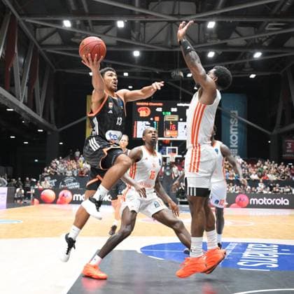 Mark Smith (ratiopharm ulm) li. Tyron Brewer (NINERS Chemnitz) Mitte und Corey Davis Jr. (NINERS Chemnitz) re. GER, NINERS Chemnitz vs. ratiopharm ulm, Basketball, BKT EuroCup, 5. Spieltag, Saison 2025 2026, 29.10.2025 GER, NINERS Chemnitz vs. ratiopharm ulm, Basketball, BKT EuroCup, 5. Spieltag, Saison 2025 2026, 29.10.2025 Chemnitz Copyright: xEibner-Pressefoto BertxHarzerx EP_BHR