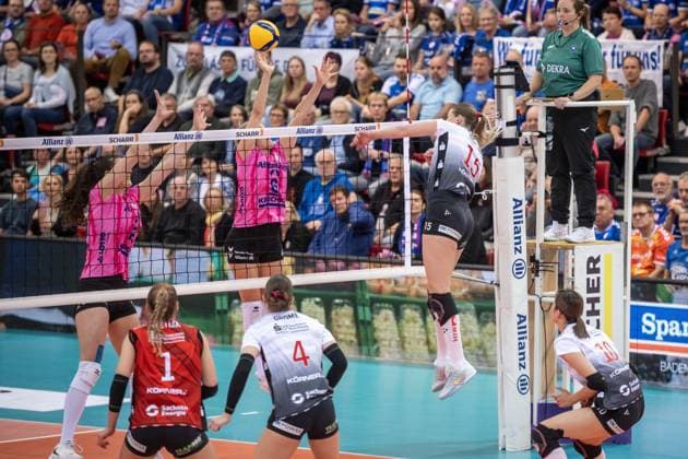 Marta Kamelija Levinska (Dresdner SC, 15) vs. Lucia Varela Gomez (Allianz MTV Stuttgart, 12) und Antonia Stautz (Allianz MTV Stuttgart, 06) GER, Allianz MTV Stuttgart - Dresdner SC, Volleyball Bundesliga, VBL, Spielzeit 2025 2026, 29.10.2025 GER, Allianz MTV Stuttgart - Dresdner SC, Volleyball Bundesliga, VBL, Spielzeit 2025 2026, 29.10.2025 Stuttgart Copyright: xSandyxDinkelackerx EP_SDR