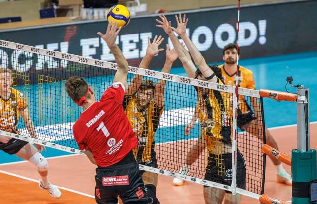 29.10.25, Berlin, Volleyball: 1.Bundesliga, Maenner, 3. Spieltag, BR Volleys - SV Warnemuende, Max-Schmeling-Halle. Soeren Schroeder (SV Warnemuende) spielt den Ball gegen den Block aus Matthew Knigge (Berlin Volleys) und Nolan Flexen (Berlin Volleys). BR Volleys - SV Warnemuende