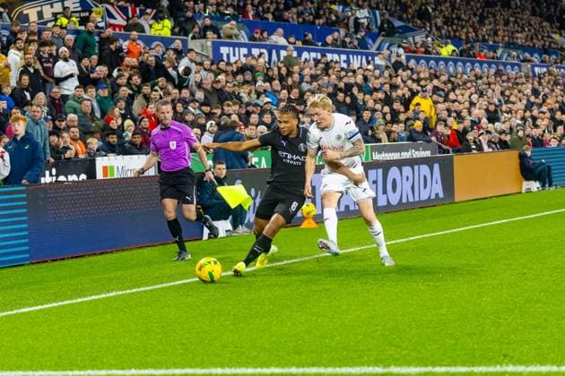 Swansea City v Manchester City EFL Cup 29 10 2025. Manchester City FC midfielder Mateo Kovacic (8) is tackled by Swansea City FC s midfielder Melker Widell (7) during the EFL Cup match between Swansea City and Manchester City at the Swansea.com Stadium, Swansea, Wales on 29 October 2025. Swansea Swansea.com Stadium West Glamorgan Wales Editorial use only DataCo restrictions apply See www.football-dataco.com , Copyright: xDanxMintox PSI-23130-0003