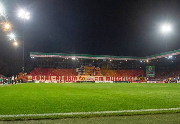 Fußball, Herren, Saison 2025 2026, DFB-Pokal (2. Runde), 1. FC Union Berlin - DSC Arminia Bielefeld, Fans von Union mit Choreografie, 29.10.2025, Copyright: xSebastianxRäppold MatthiasxKochx