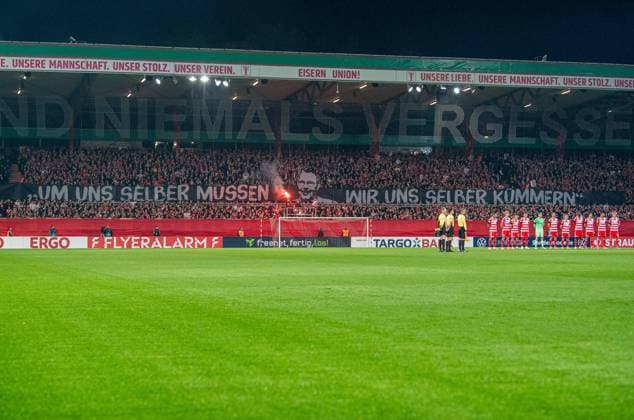 Fußball, Herren, Saison 2025 2026, DFB-Pokal (2. Runde), 1. FC Union Berlin - DSC Arminia Bielefeld, vor Anpfiff wird dem kürzlich verstorbenen Hans-Joachim Lesching gedacht, 29.10.2025, Copyright: xSebastianxRäppold MatthiasxKochx