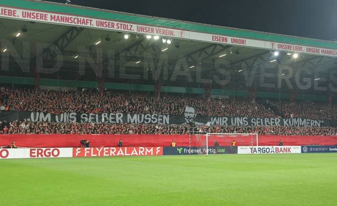 Choreografie und Schweigeminute für Hans Joachim Lesching Fußball Fussball DFB Pokal 2.Runde Herren Saison 2025 2026 29.10.2025 1.FC Union Berlin FCU vs. DSC Arminia Bielefeld DFL regulations prohibit any use of photographs as image sequences and or quasi-video.