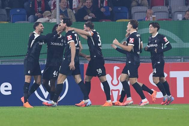Fußball DFB-Pokal 2. Runde Fortuna Düsseldorf - SC Freiburg am 29.10.2025 in der Merkur Spiel-Arena in Düsseldorf Torjubel zum 0:1 durch Igor Matanovic ( Freiburg ) DFB regulations prohibit any use of photographs as image sequences and or quasi-video.