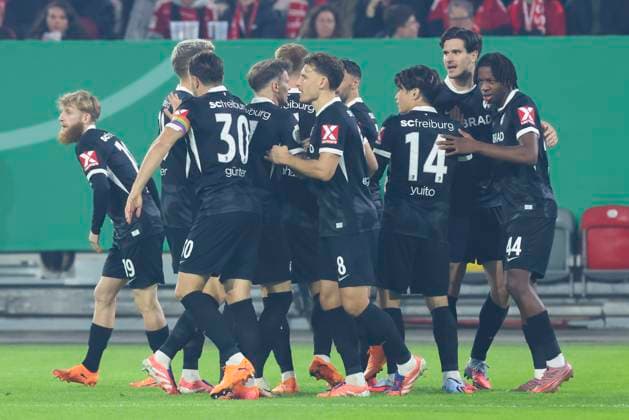 Igor Matanovic (SC Freiburg) bejubelt seinen Treffer mit den Teamkollegen, DFB-Pokal, Fortuna Duesseldorf v SC Freiburg, Merkur Spiel Arena am 29. October 2025 in Duesseldorf, Deutschland. (Foto von Marco Steinbrenner DeFodi Images) Igor Matanovic (SC Freiburg) celebrates his goal with teammates, DFB-Pokal, Fortuna Duesseldorf v SC Freiburg, Merkur Spiel Arena, October 29, 2025 in Duesseldorf, Germany. (Photo by Marco Steinbrenner DeFodi Images) DFB DFL REGULATIONS PROHIBIT ANY USE OF PHOTOGRAPHS AS IMAGE SEQUENCES AND OR QUASI-VIDEO. Igor Matanovic SC Freiburg celebrates his goal with teammates, DFB Pokal, Fortuna Duesseldorf v SC Freiburg, Merkur Spiel Arena, October 29, 2025 in Duesseldorf, Germany Photo by Marco Steinbrenner DeFodi Images Igor Matanovic SC Freiburg celebrates his goal with teammates, DFB Pokal, Fortuna Duesseldorf v SC Freiburg, Merkur Spiel Arena, October 29, 2025 in Duesseldorf, Germany Photo by Marco Steinbrenner DeFodi Images DFB DFL REGULATIONS PROHIBIT ANY USE OF PHOTOGRAPHS AS IMAGE SEQUENCES AND OR QUASI VIDEO