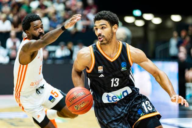 29.10.2025, xomx, Basketball BKT EuroCup 2025 2026, NINERS Chemnitz - ratiopharm ulm v.l. Mark Smith (Ratiopharm Ulm) am Ball im Zweikamf mit Corey Davis Jr. (Niners Chemnitz) Chemnitz