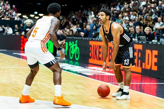 29.10.2025, xomx, Basketball BKT EuroCup 2025 2026, NINERS Chemnitz - ratiopharm ulm v.l. Mark Smith (Ratiopharm Ulm) am Ball im Zweikamf mit Corey Davis Jr. (Niners Chemnitz) Chemnitz