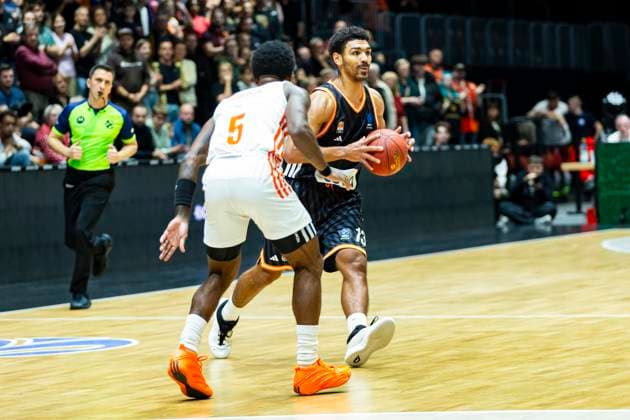29.10.2025, xomx, Basketball BKT EuroCup 2025 2026, NINERS Chemnitz - ratiopharm ulm v.l. Mark Smith (Ratiopharm Ulm) am Ball im Zweikampf mit Corey Davis Jr. (Niners Chemnitz) Chemnitz