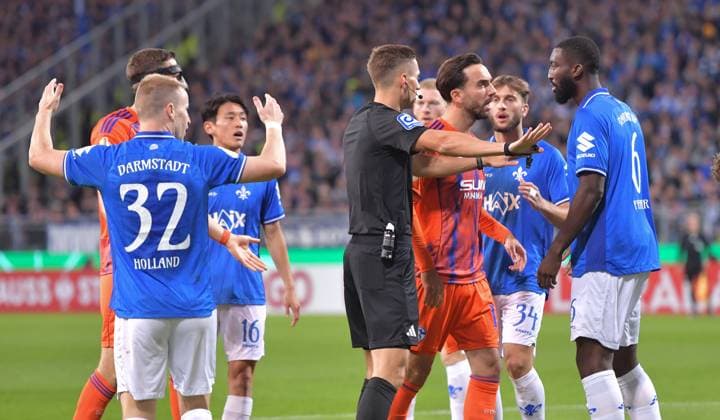 29.10.2025, xblx, Fussball DFB Pokal 2.Runde, SV Darmstadt 98 - FC Schalke 04 v.l. Rudelbildung, Redebedarf, Diskussion, reden, Protest, protestieren (DFL DFB REGULATIONS PROHIBIT ANY USE OF PHOTOGRAPHS as IMAGE SEQUENCES and or QUASI-VIDEO) Darmstadt